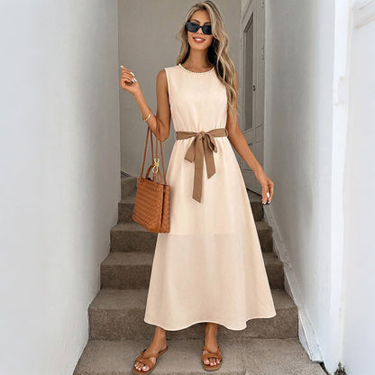 Robe sans manches simple et élégante, avec perles, col rond et taille cintrée
