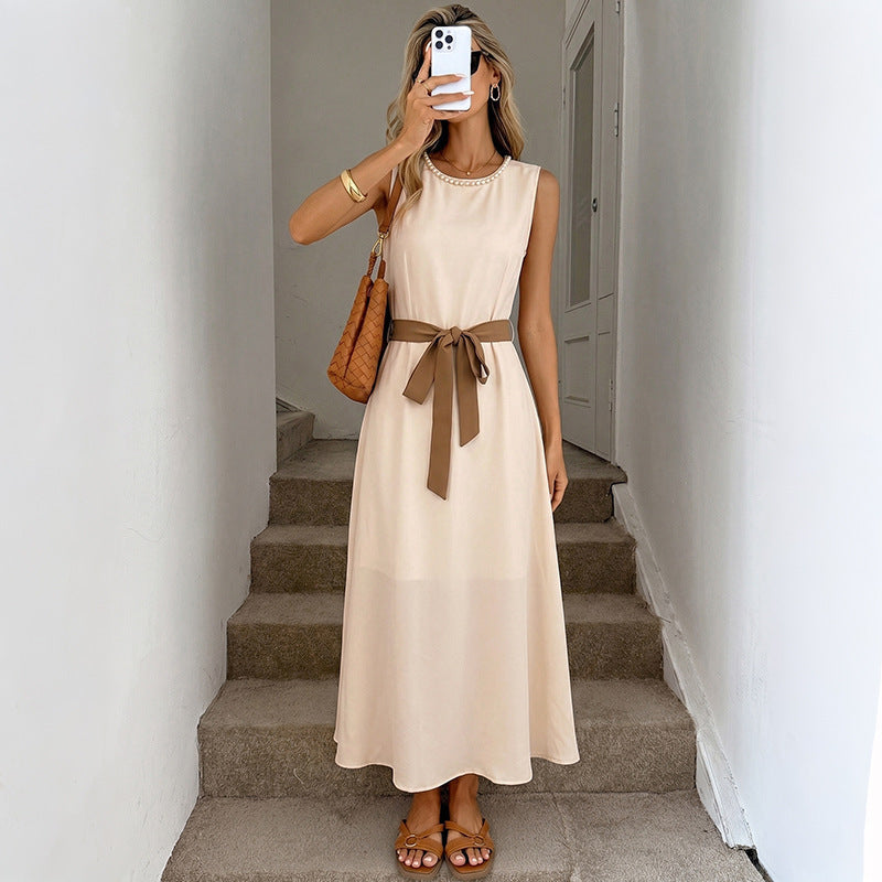 Robe sans manches simple et élégante, avec perles, col rond et taille cintrée
