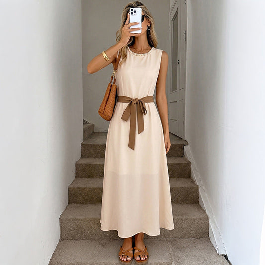 Robe sans manches simple et élégante, avec perles, col rond et taille cintrée