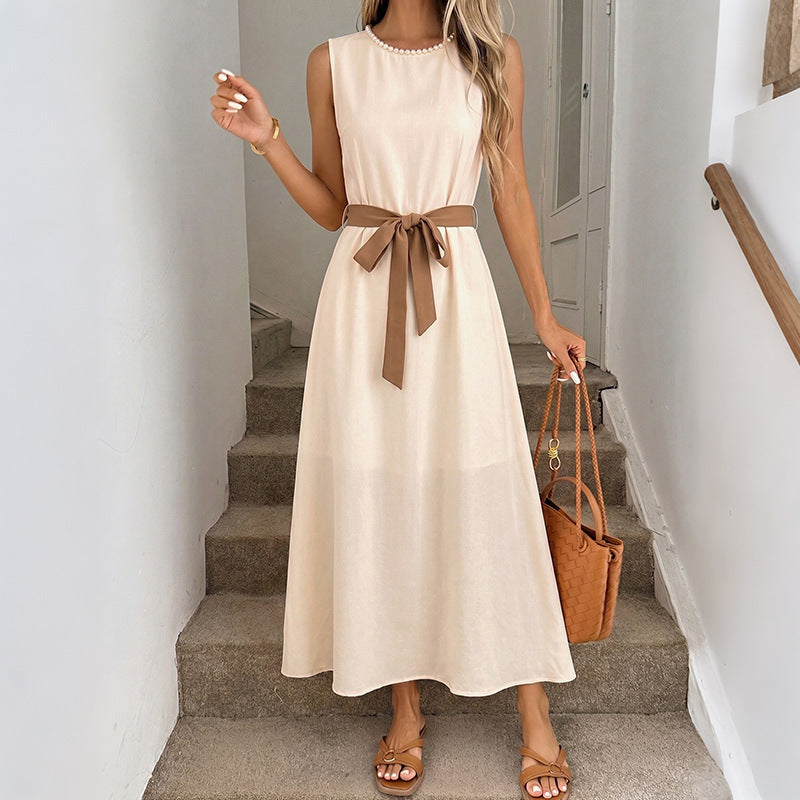 Robe sans manches simple et élégante, avec perles, col rond et taille cintrée