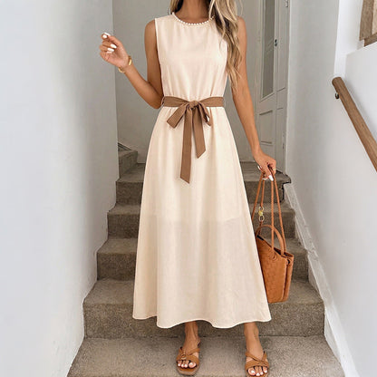 Robe sans manches simple et élégante, avec perles, col rond et taille cintrée